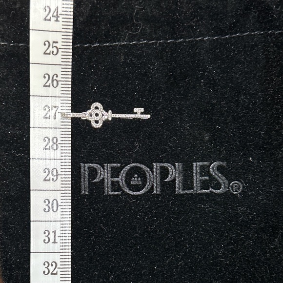 **HOST PICK** STUNNING Diamond & White Gold Key Necklace - Picture 10 of 13